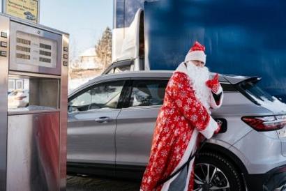 Дед Мороз на АГЗС GASPRO поздравляет наших клиентов с Новым 2024 годом )